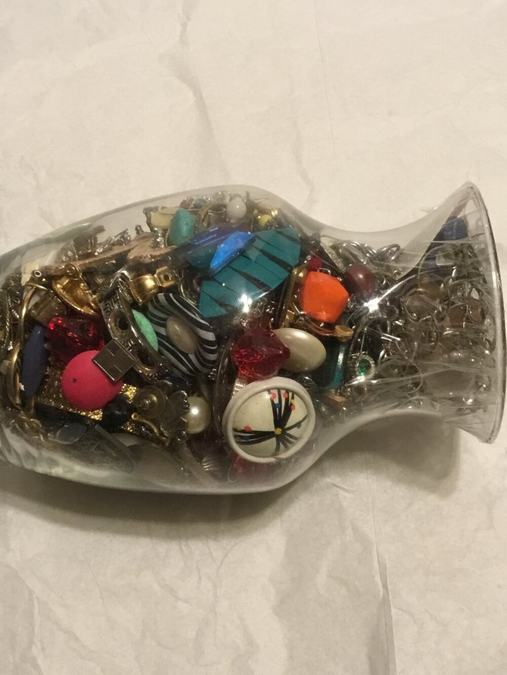 Very heavy vase filled with a large amount of old used and broken jewelry - Picture 11 of 12